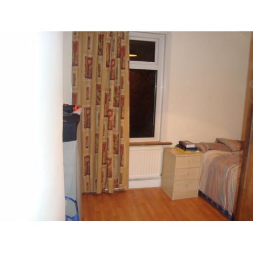 nice bright double room to rent in manor park 15min to stratford