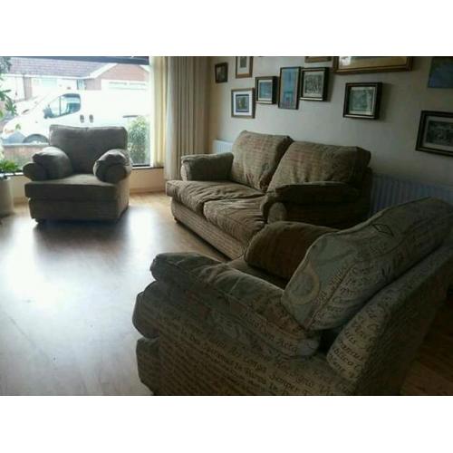 Very comfortable and very clean 3 +1 +1 suite.No rips or tears.free delivery within reason.