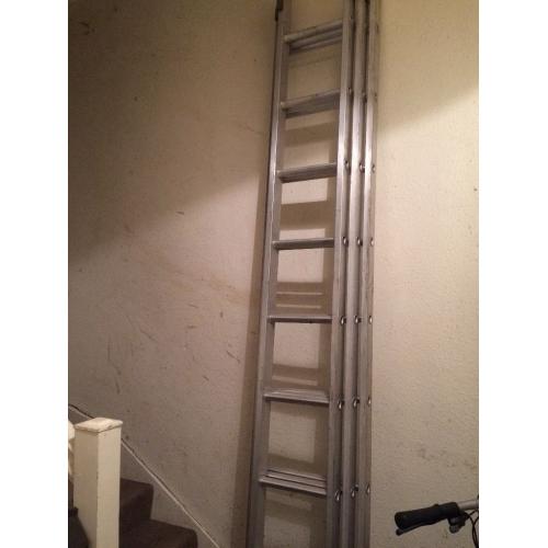 Extending ladder 3 section 2.8m-6.9m