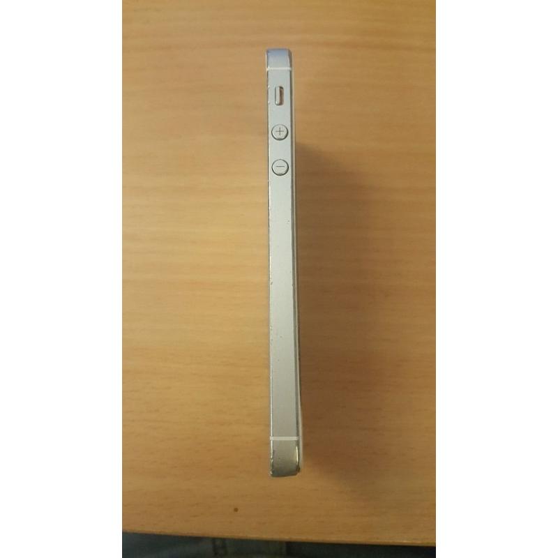 White/Silver Apple Iphone 5 (16G) - LOCKED to EE.