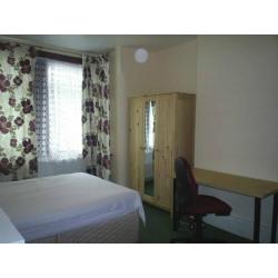Very clean spacious double inclu. all bills wi-fi etc. 4 mins walk to East ham tube station, zone 3