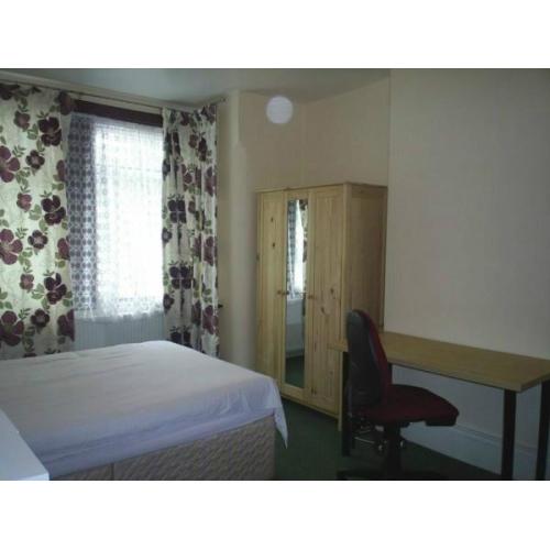 Very clean spacious double inclu. all bills wi-fi etc. 4 mins walk to East ham tube station, zone 3
