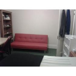 Very clean spacious double inclu. all bills wi-fi etc. 4 mins walk to East ham tube station, zone 3