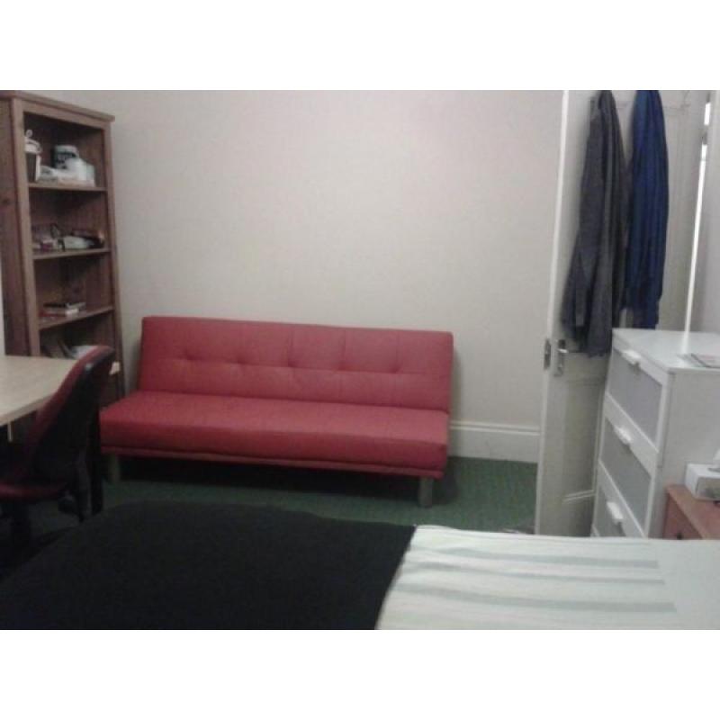 Very clean spacious double inclu. all bills wi-fi etc. 4 mins walk to East ham tube station, zone 3
