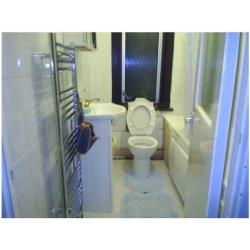 Very clean spacious double inclu. all bills wi-fi etc. 4 mins walk to East ham tube station, zone 3
