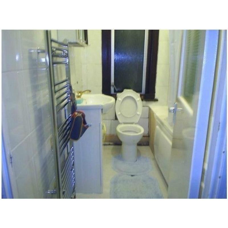 Very clean spacious double inclu. all bills wi-fi etc. 4 mins walk to East ham tube station, zone 3