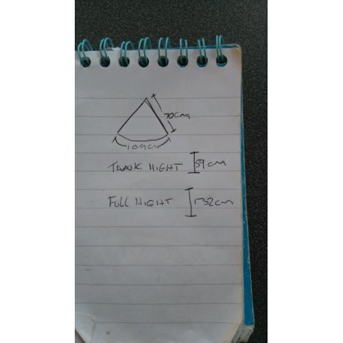 Corner fish tank