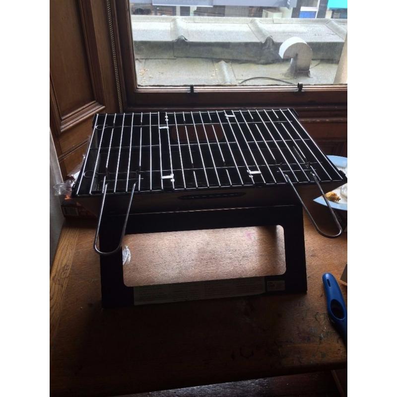 FOLDING CHARCOAL BARBECUE WITH LIGHTER AND FIRELIGHTER CUBES