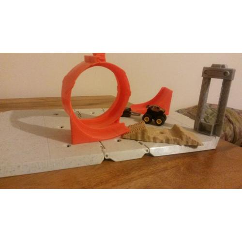 Hot wheels Monster Jam (mighty mini monster truck complete with track set)