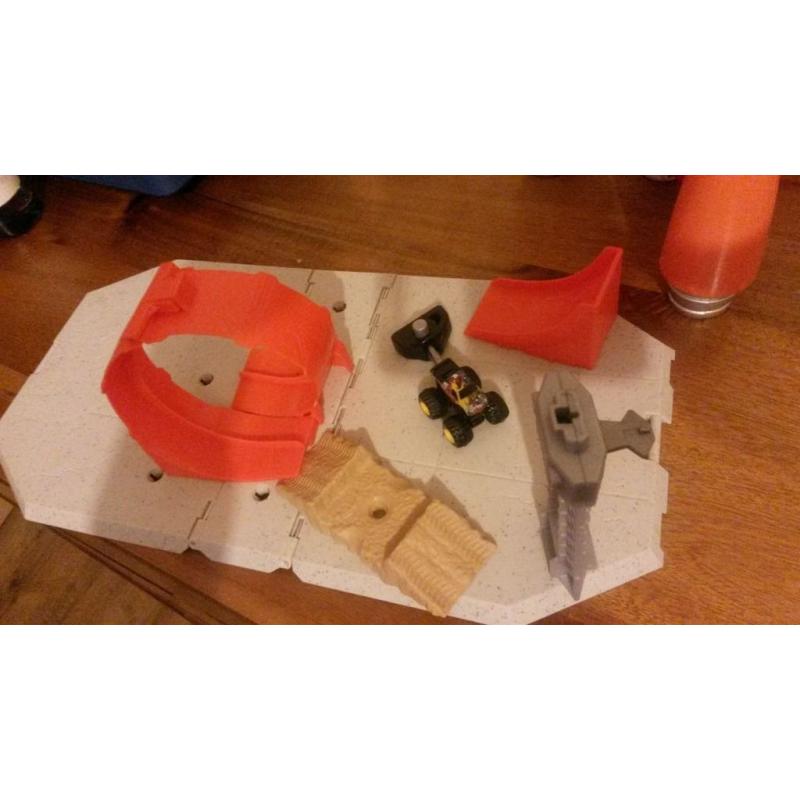 Hot wheels Monster Jam (mighty mini monster truck complete with track set)