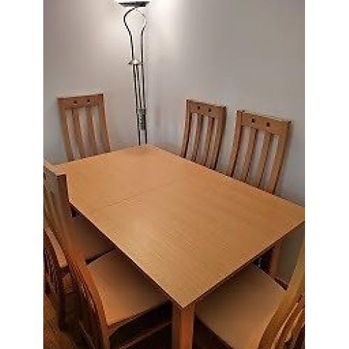 Extendable Diningroom table with 6 matching Chairs. 6-10 places. As New