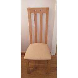 Extendable Diningroom table with 6 matching Chairs. 6-10 places. As New