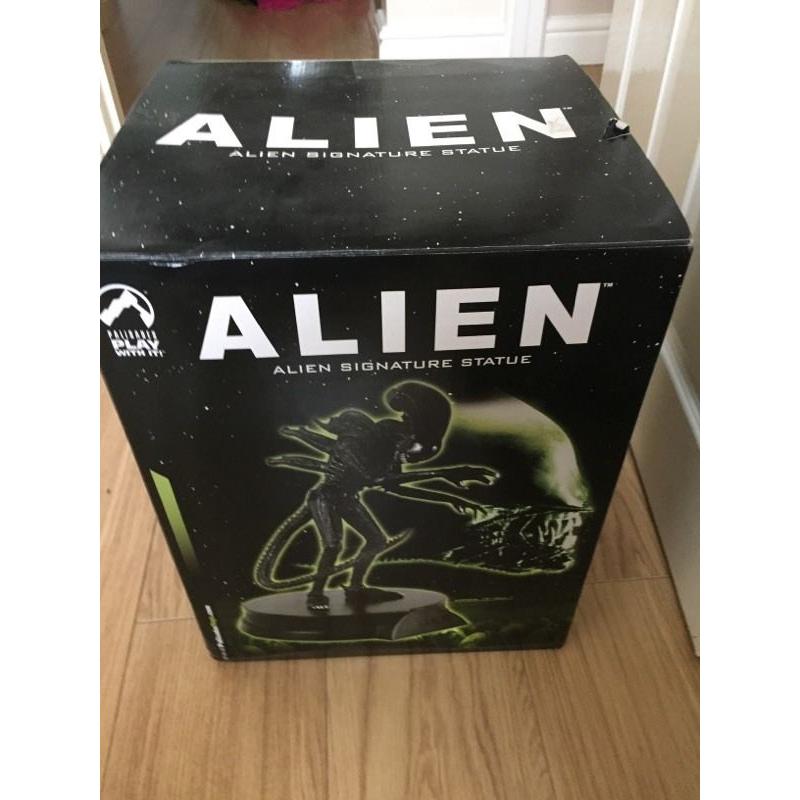 Alien Signature Statue