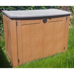 PLASTIC GARDEN STORAGE CHEST IS IDEAL FOR STORING GARDEN TOOLS, EQUIPMENT, FURNITURE AND SUNDRIES.