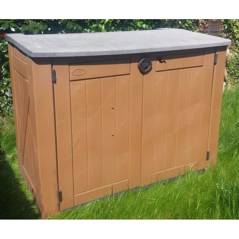 PLASTIC GARDEN STORAGE CHEST IS IDEAL FOR STORING GARDEN TOOLS, EQUIPMENT, FURNITURE AND SUNDRIES.