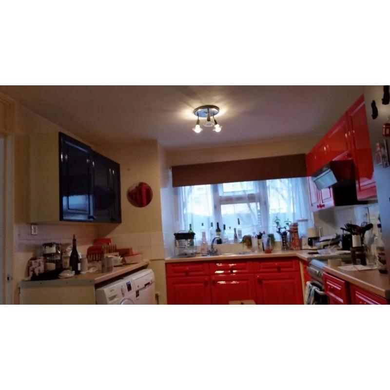Tidy and cozy single room in 3 bedroom house with garden available now