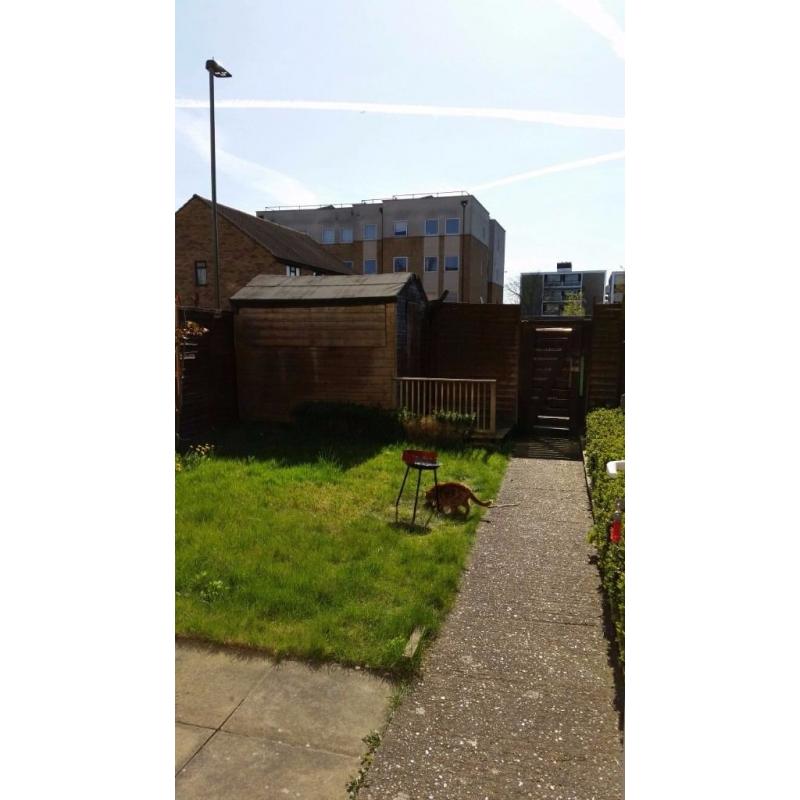 Tidy and cozy single room in 3 bedroom house with garden available now