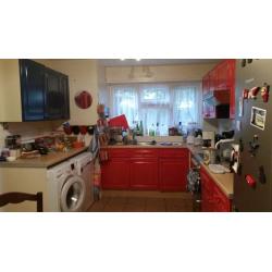 Tidy and cozy single room in 3 bedroom house with garden available now