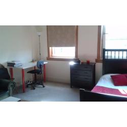 Luminous and quiet large double bedroom in Sighthill area for STUDENTS