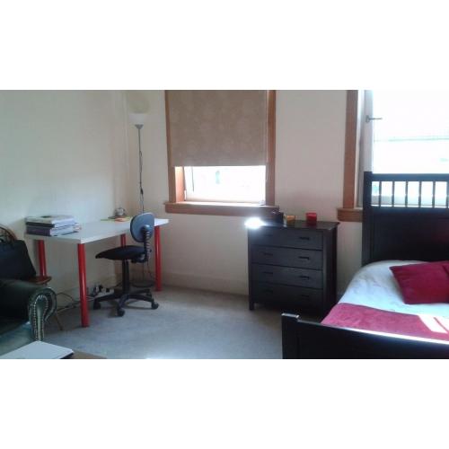 Luminous and quiet large double bedroom in Sighthill area for STUDENTS
