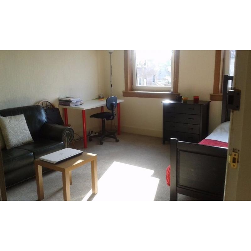 Luminous and quiet large double bedroom in Sighthill area for STUDENTS