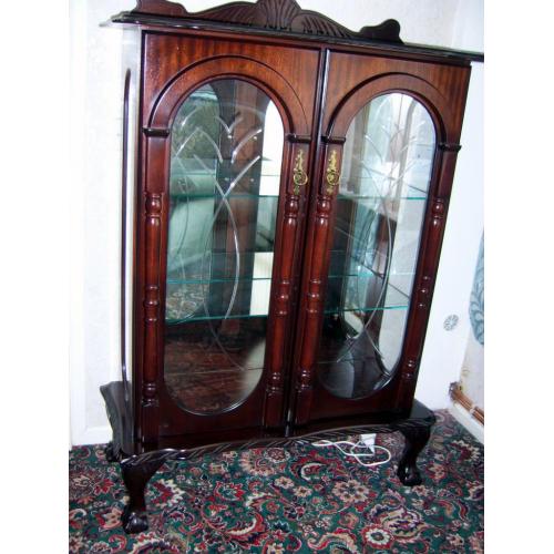 DISPLAY CABINET - DOUBLE DOORS in as new Condition