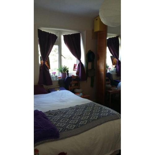 Double room in Charlton, bills included. No deposit. Rent negotiable. Short let (1-31st September)