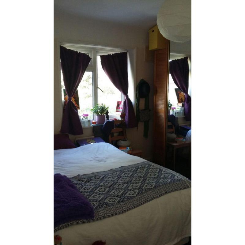Double room in Charlton, bills included. No deposit. Rent negotiable. Short let (1-31st September)
