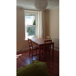 Double room in Charlton, bills included. No deposit. Rent negotiable. Short let (1-31st September)