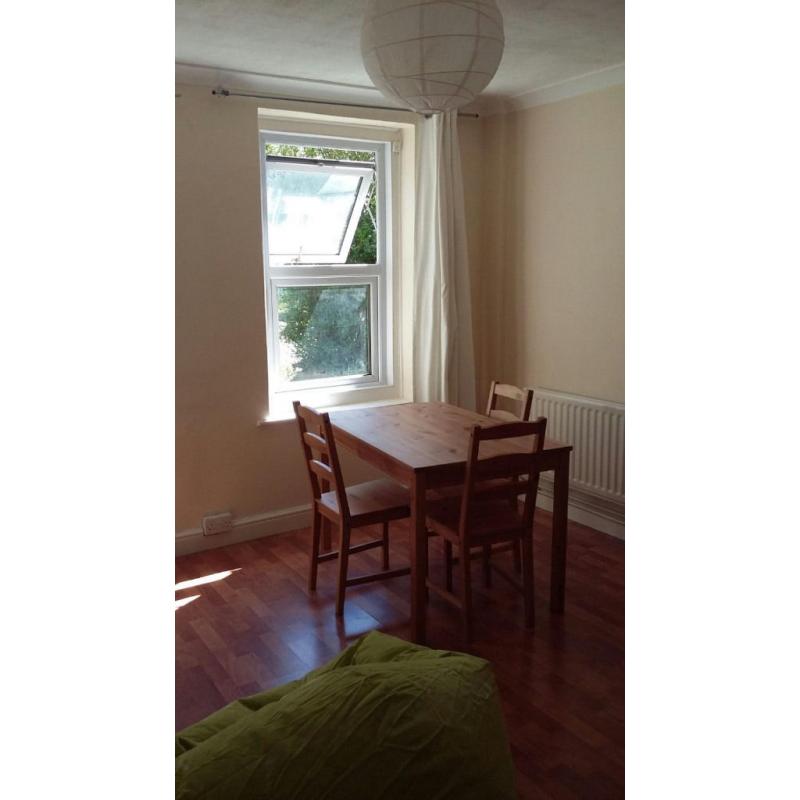 Double room in Charlton, bills included. No deposit. Rent negotiable. Short let (1-31st September)
