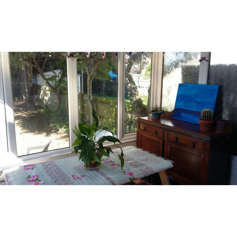 Double room in Charlton, bills included. No deposit. Rent negotiable. Short let (1-31st September)