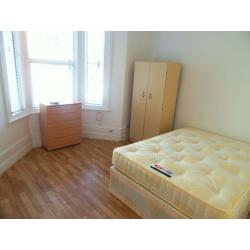 Good double room to rent available in Forest Gate 1min to station London