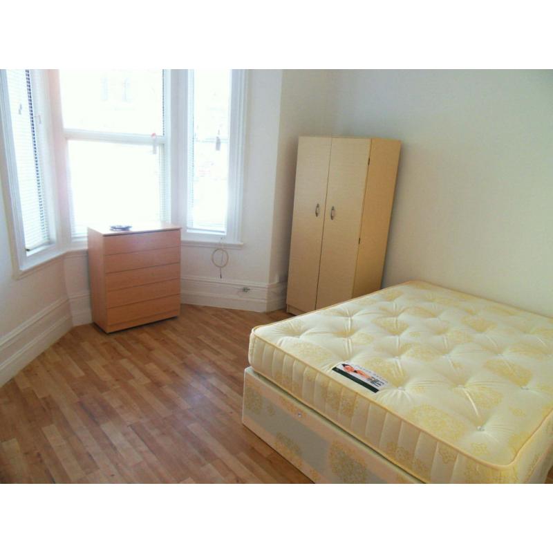 Good double room to rent available in Forest Gate 1min to station London