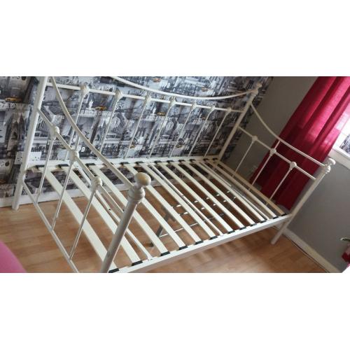 single cream day bed