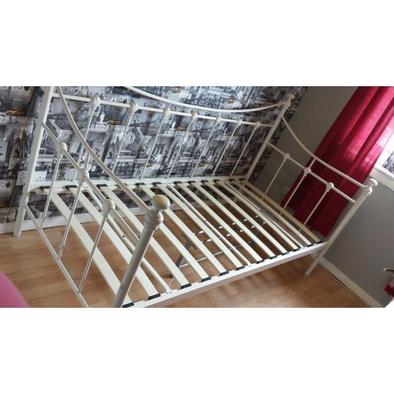 single cream day bed