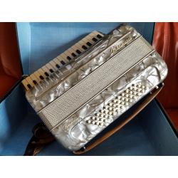 Beautiful piano accordion 34 treble 48 bass made in Italy by Marinucci Recanati. Swap guitar / Sell