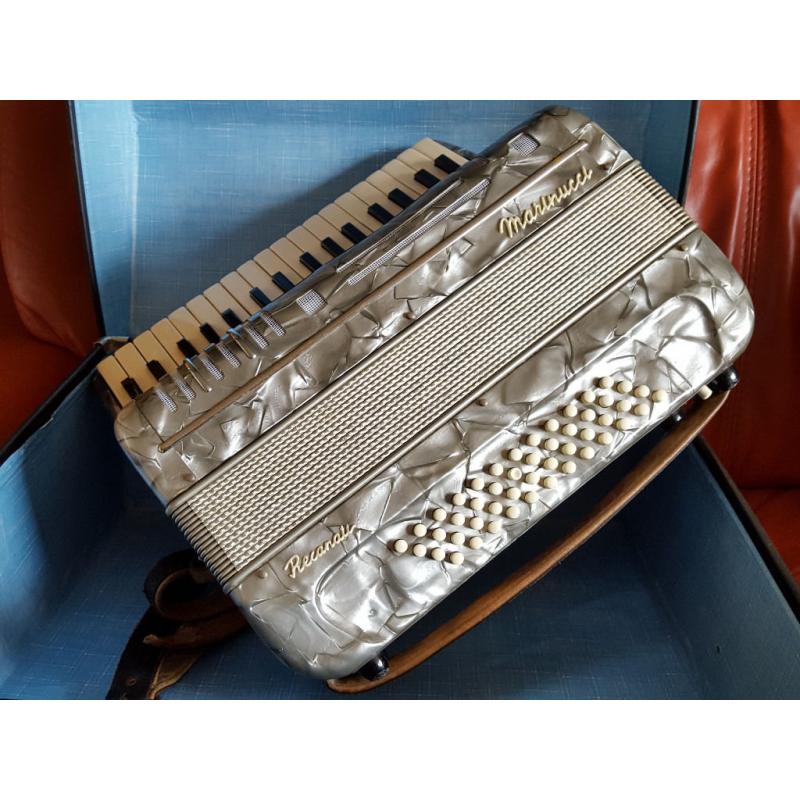 Beautiful piano accordion 34 treble 48 bass made in Italy by Marinucci Recanati. Swap guitar / Sell