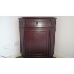 Beautiful wooden corner cabinet in perfect original condition 40GBP