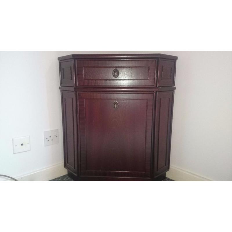Beautiful wooden corner cabinet in perfect original condition 40GBP