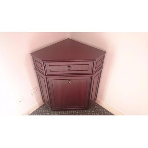 Beautiful wooden corner cabinet in perfect original condition 40GBP