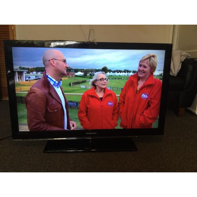 40" SAMSUNG LE40C530F1W HD LCD TV WITH BUILT IN FREEVIEW IN GREAT CONDITION.