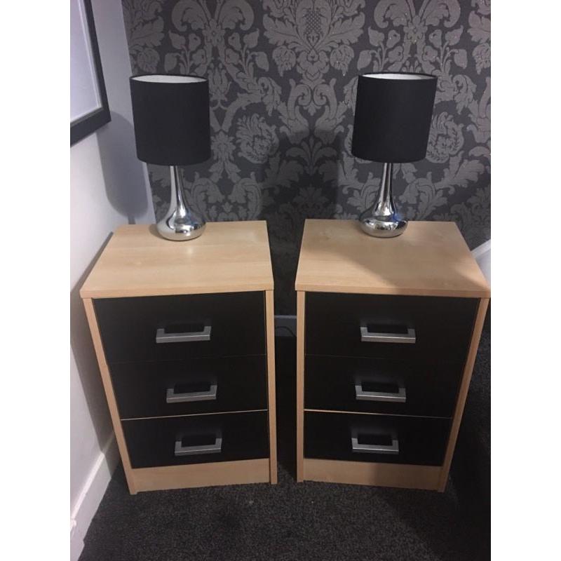 Bedside tables & lamps