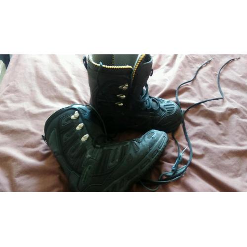 Snowboard boots 9.5