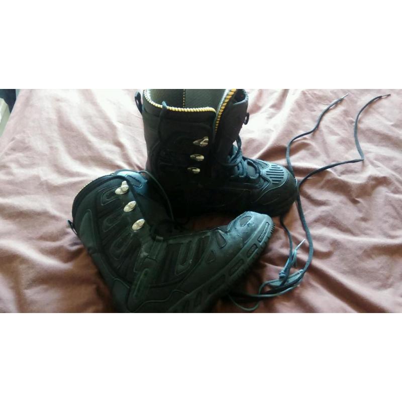 Snowboard boots 9.5