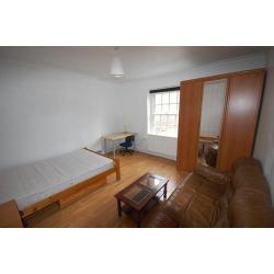 Three bedroom flatshare for rent in Holyrood.
