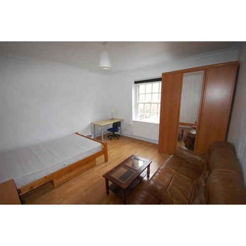 Three bedroom flatshare for rent in Holyrood.