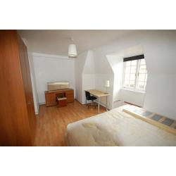 Three bedroom flatshare for rent in Holyrood.