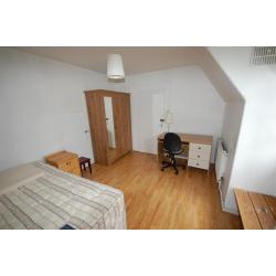 Three bedroom flatshare for rent in Holyrood.
