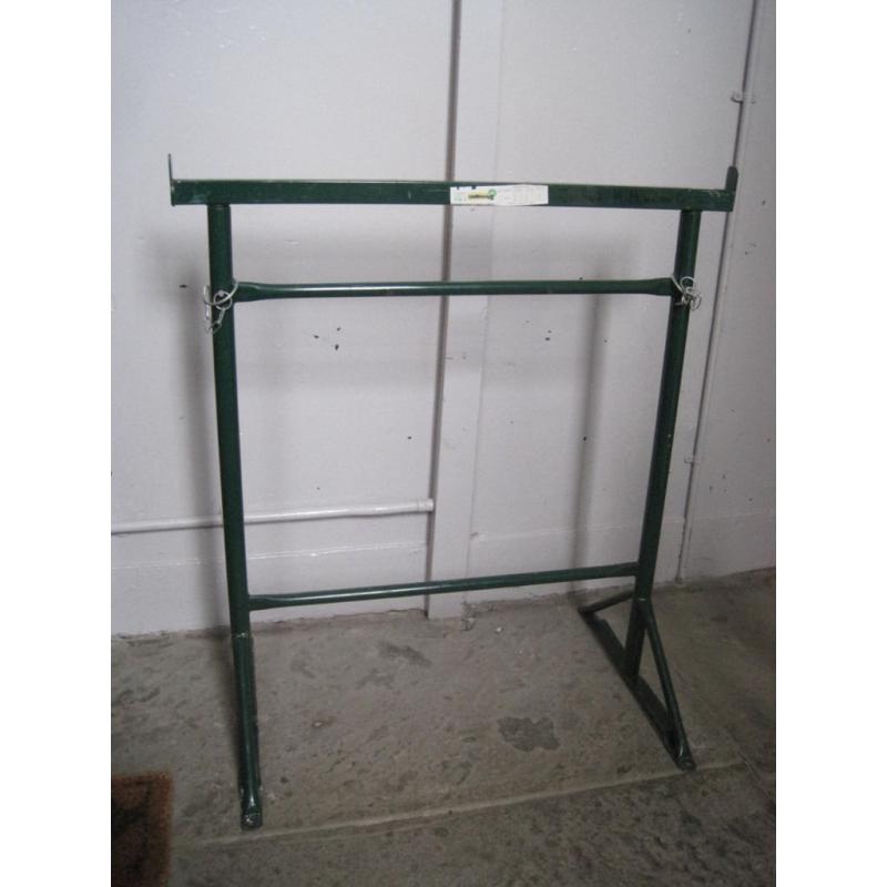 Pair of builders trestles, 4 board size, 1.07-1.7m rated 605kg