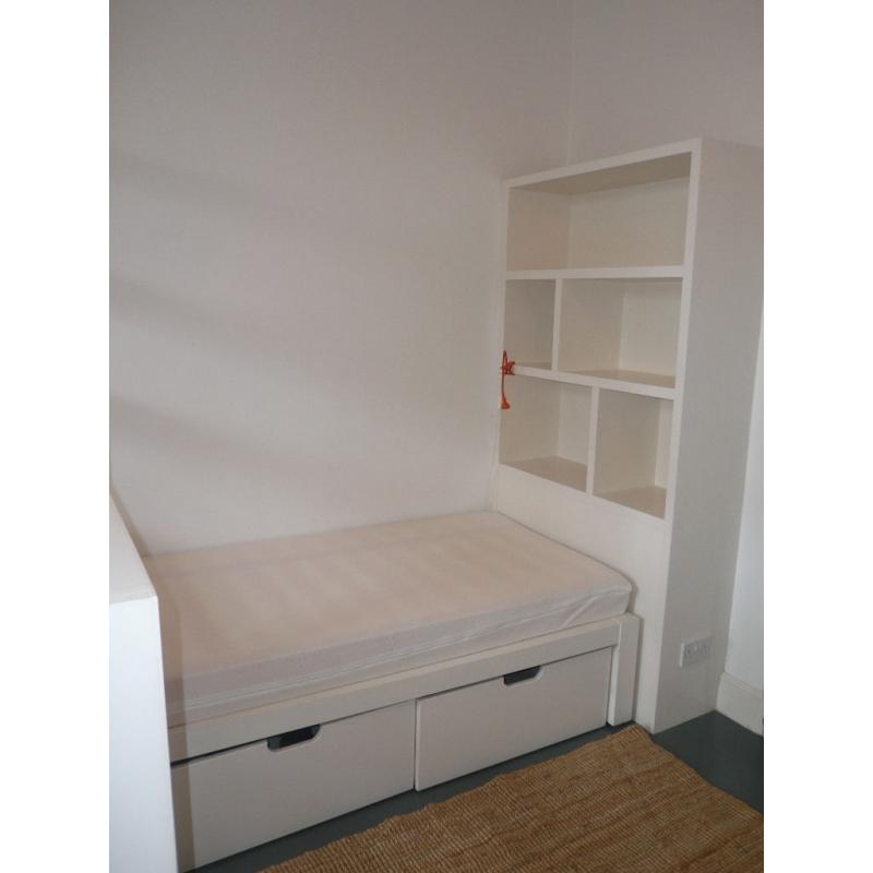 Custom made white wooden fitted kids bedroom furniture 2 single beds/2 bookshelves/4 storage drawers